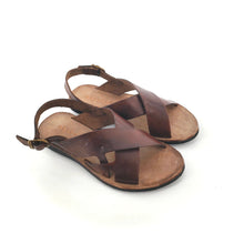 Charger l'image dans la galerie, Sandale Croisée en Cuir Marron Semelle Gomme