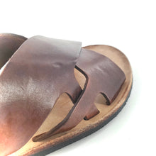 Charger l'image dans la galerie, Sandale Croisée en Cuir Marron Semelle Gomme