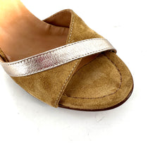 Charger l'image dans la galerie, Sandale à Talon en Daim Sable et Cuir Platine