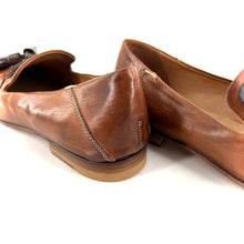 Charger l'image dans la galerie, Mocassin Patte Frangée et Pompons en Cuir Camel et Marron