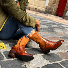 Load image into Gallery viewer, Boots Talon Trotteur en Cuir et Cuir Stretch Cognac.