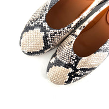 Charger l'image dans la galerie, Ballerine ÉGLANTINE en Cuir Imprimé Python