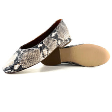 Charger l'image dans la galerie, Ballerine ÉGLANTINE en Cuir Imprimé Python