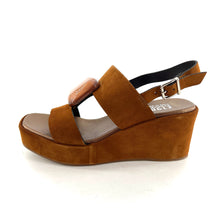 Charger l'image dans la galerie, Sandale Talon Compensé en Daim Camel et Cabochon Ton sur Ton
