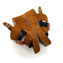 Charger l'image dans la galerie, Sandale Talon Compensé en Daim Camel et Cabochon Ton sur Ton