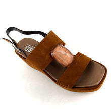Charger l'image dans la galerie, Sandale Talon Compensé en Daim Camel et Cabochon Ton sur Ton