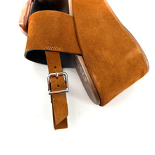 Charger l'image dans la galerie, Sandale Talon Compensé en Daim Camel et Cabochon Ton sur Ton