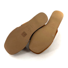 Charger l'image dans la galerie, Sandale Talon Compensé en Daim Camel et Cabochon Ton sur Ton