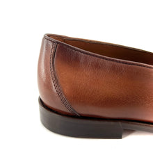 Load image into Gallery viewer, Mocassin à Pompons en Cuir Tabac