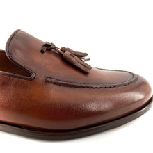 Load image into Gallery viewer, Mocassin à Pompons en Cuir Tabac