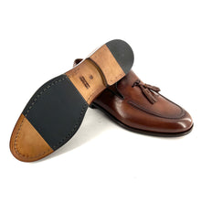 Load image into Gallery viewer, Mocassin à Pompons en Cuir Tabac