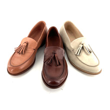 Load image into Gallery viewer, Mocassin à Pompons en Cuir Rose