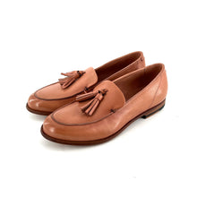 Load image into Gallery viewer, Mocassin à Pompons en Cuir Rose