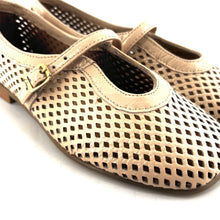Load image into Gallery viewer, Ballerine en Cuir Vernis Perforé Blanc Cassé
