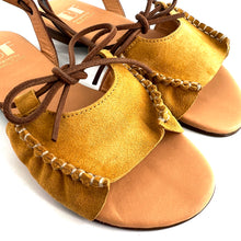 Load image into Gallery viewer, Sandale en Daim Ocre et Cuir Marron