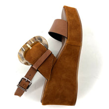 Charger l'image dans la galerie, Sandale Talon Compensé en Cuir et Daim Camel Large Boucle Acétate