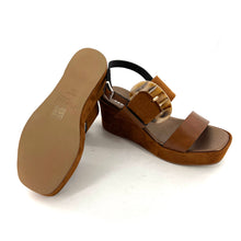 Charger l'image dans la galerie, Sandale Talon Compensé en Cuir et Daim Camel Large Boucle Acétate