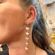 Load image into Gallery viewer, Boucles d'Oreilles SEEMA en Plaqué Or et Nacre Blanche