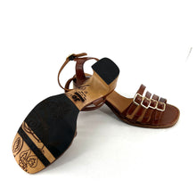 Charger l'image dans la galerie, Sandale Talon Trotteur en Cuir Cognac et Boucles Dorées