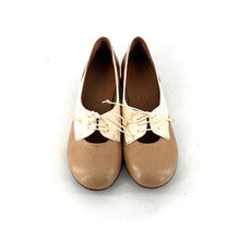 Load image into Gallery viewer, Derby Petit Talon Trotteur en Cuir Beige Camel Et Blanc