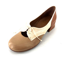 Load image into Gallery viewer, Derby Petit Talon Trotteur en Cuir Beige Camel Et Blanc