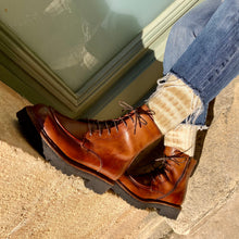 Load image into Gallery viewer, Chaussure Lacets Montante Semelle Crantée en Cuir Cognac