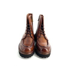Load image into Gallery viewer, Chaussure Lacets Montante Semelle Crantée en Cuir Cognac