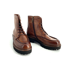 Load image into Gallery viewer, Chaussure Lacets Montante Semelle Crantée en Cuir Cognac