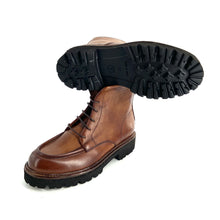 Load image into Gallery viewer, Chaussure Lacets Montante Semelle Crantée en Cuir Cognac
