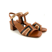 Load image into Gallery viewer, Sandale Talon Trotteur en Cuir Camel Noir et Beige