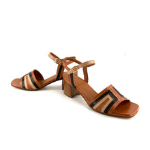 Load image into Gallery viewer, Sandale Talon Trotteur en Cuir Camel Noir et Beige