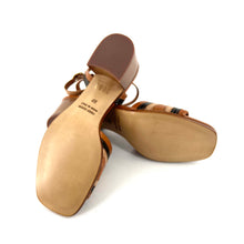 Load image into Gallery viewer, Sandale Talon Trotteur en Cuir Camel Noir et Beige