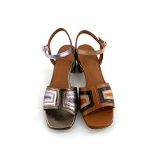 Load image into Gallery viewer, Sandale Talon Trotteur en Cuir Camel Noir et Beige