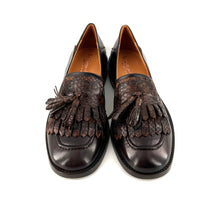 Load image into Gallery viewer, Mocassin en Cuir Marron et Pompons Python
