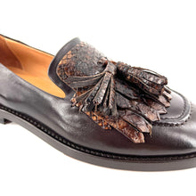 Load image into Gallery viewer, Mocassin en Cuir Marron et Pompons Python