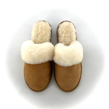 Load image into Gallery viewer, Chaussons en Peau Lainée Camel Semelle Antidérapante