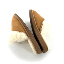 Load image into Gallery viewer, Chaussons en Peau Lainée Camel Semelle Antidérapante