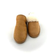 Load image into Gallery viewer, Chaussons en Peau Lainée Camel Semelle Antidérapante