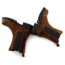 Load image into Gallery viewer, Chelsea Boots Semelle Crantée en Daim Café