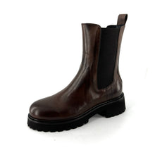 Load image into Gallery viewer, Chelsea Boots Semelle Crantée en Cuir Marron