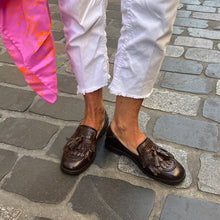 Load image into Gallery viewer, Mocassin en Cuir Marron et Pompons Python