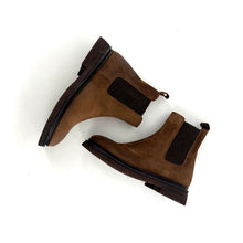 Load image into Gallery viewer, Chelsea Boots en Daim Marron et Semelle Crêpe