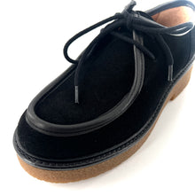 Load image into Gallery viewer, Derby ROBERTA Semelle Crêpe en Daim et Cuir Noir