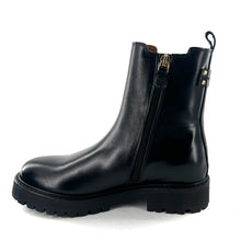 Load image into Gallery viewer, Boots Semelle Crantée JOYCE en Cuir Glacé Noir