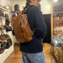 Charger l'image dans la galerie, Sac à Dos en Cuir Camel