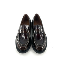 Load image into Gallery viewer, Mocassin Fine Semelle Crantée en Cuir Glacé Marron/ Bordeaux