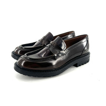 Load image into Gallery viewer, Mocassin Fine Semelle Crantée en Cuir Glacé Marron/ Bordeaux
