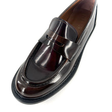 Load image into Gallery viewer, Mocassin Fine Semelle Crantée en Cuir Glacé Marron/ Bordeaux