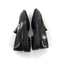 Load image into Gallery viewer, Mocassin Fine Semelle Crantée en Cuir Glacé Marron/ Bordeaux