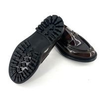 Load image into Gallery viewer, Mocassin Fine Semelle Crantée en Cuir Glacé Marron/ Bordeaux